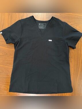 FIGS Women’s Catarina Black Scrub Top Size Medium